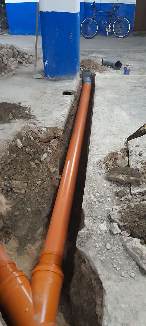 Instal·lació de canalitzacions en una obra de reforma