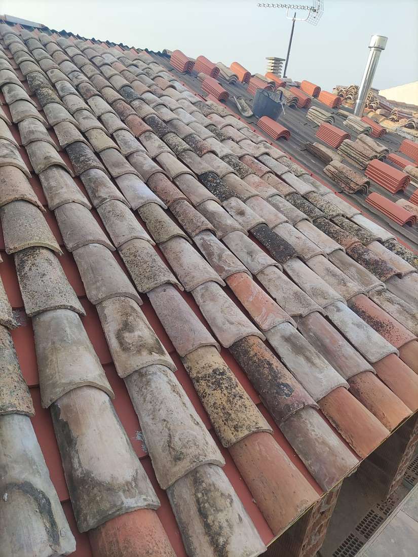 Rehabilitació de teulada amb teules a casa antiga a Barcelona
