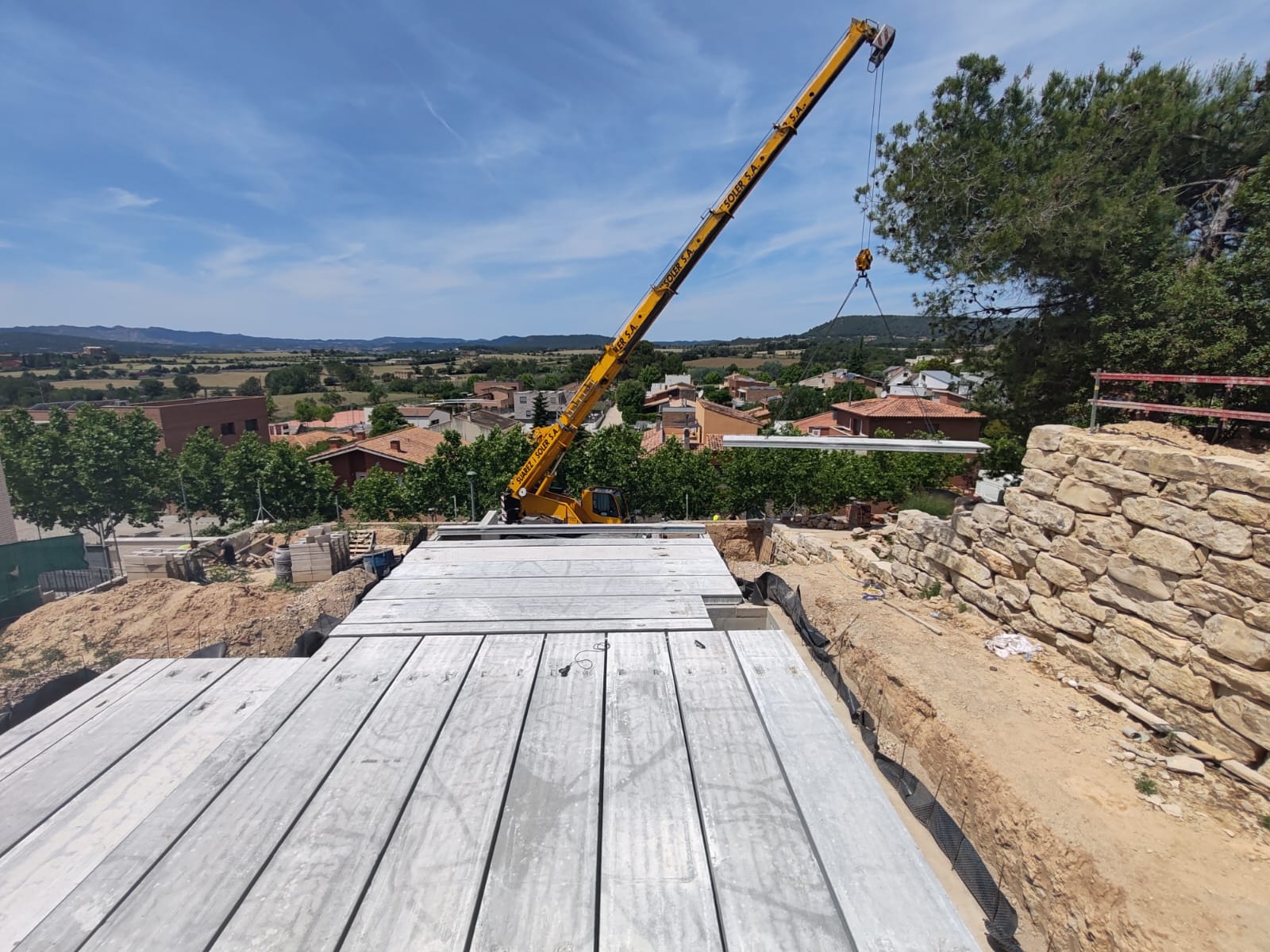 Plaques de formigó instal·lades en una construcció d'obra nova a Barcelona