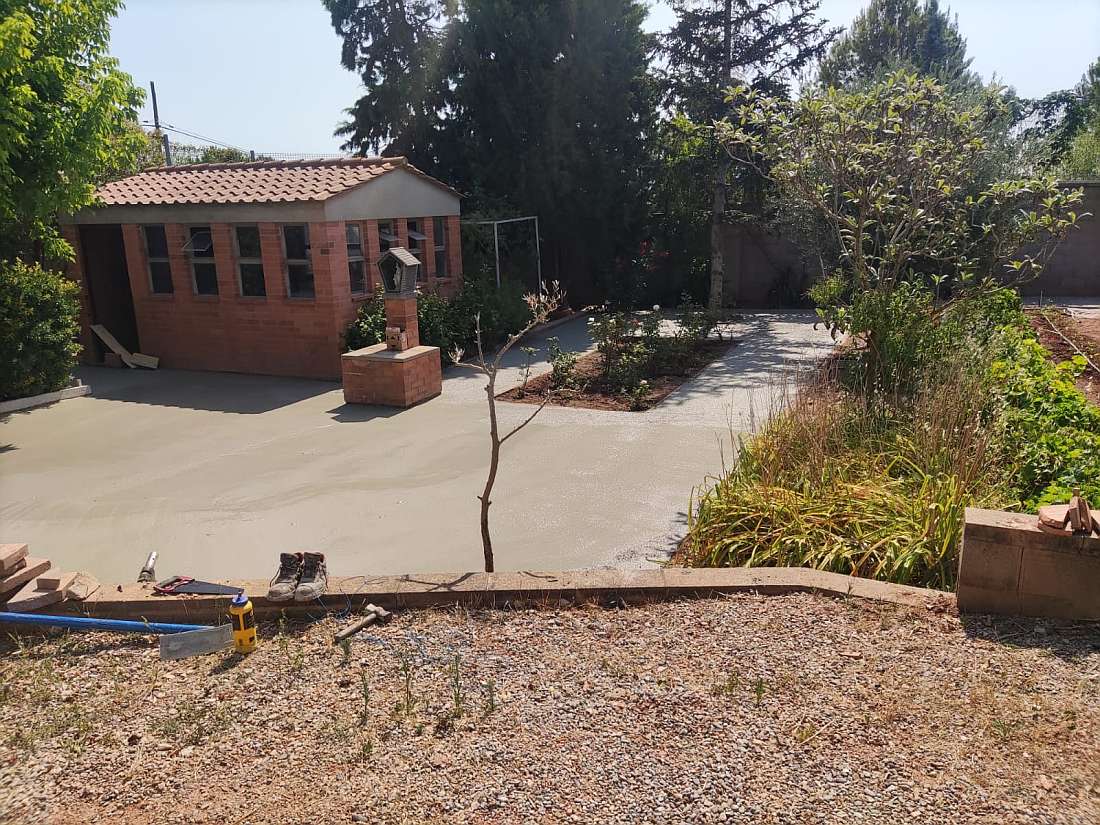Construcció d'un accés exterior i pavimentació d'una casa unifamiliar